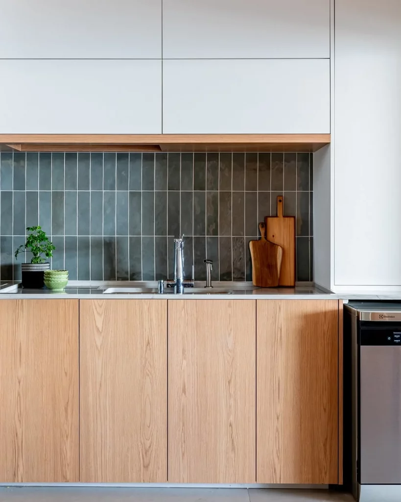 Cozinha planejada simples com detalhes em verde.