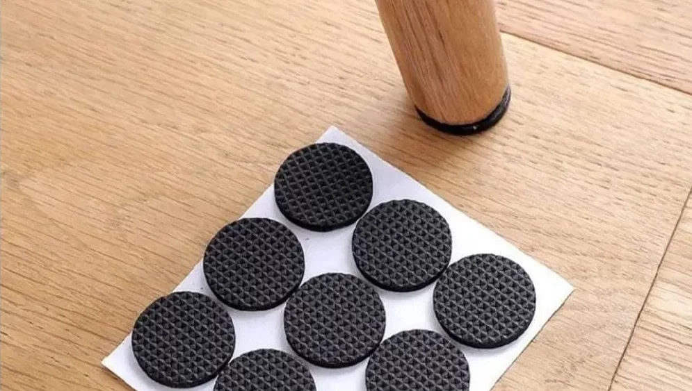 Protetor de cadeira preto adesivo.