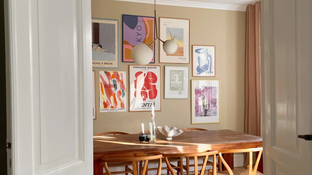 Quadros na parede pintada de bege.