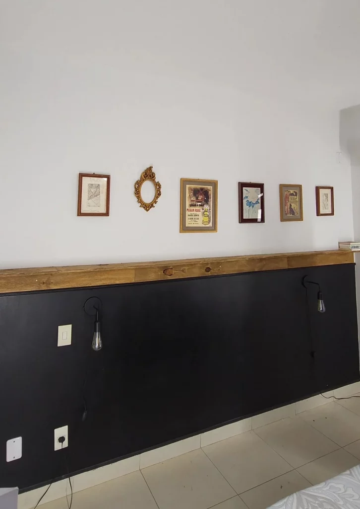 Instalação dos quadros vintage na parede branca.