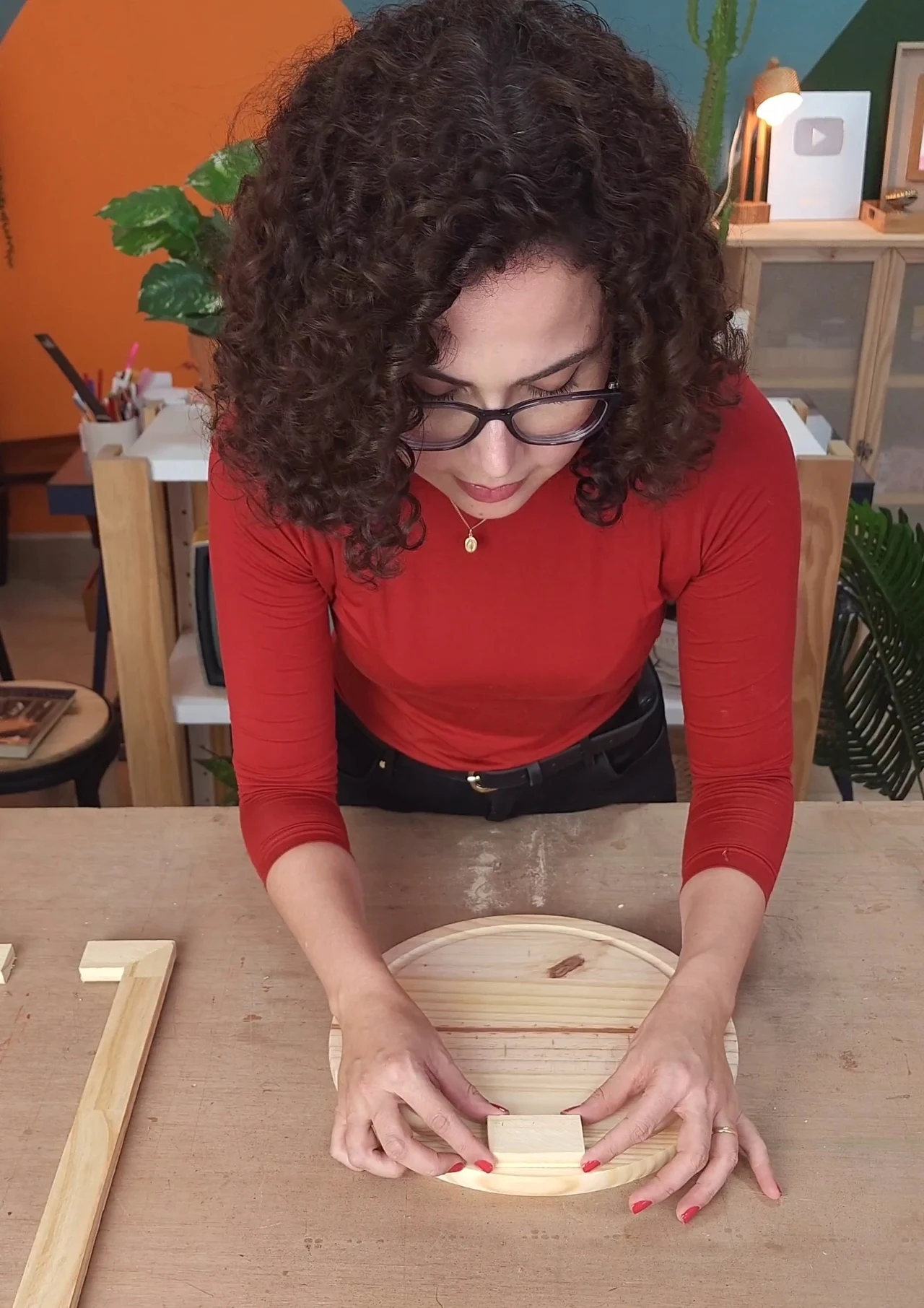 Instalando ripa de madeira no tampo redondo da mesa dobrável.