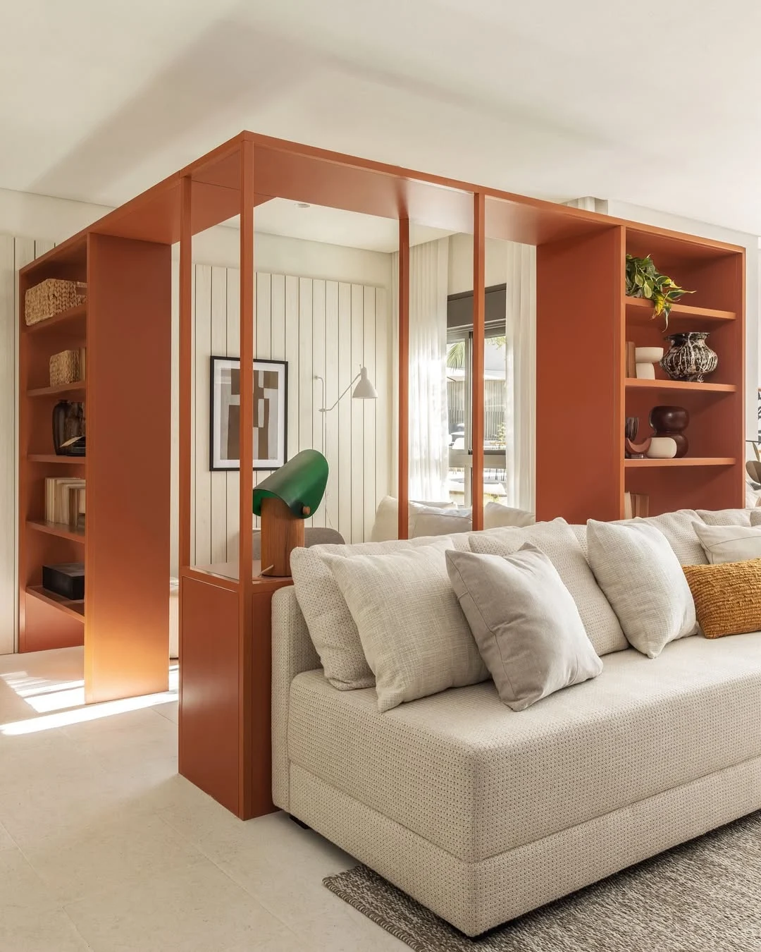 Combinações de cores terracota, bege claro e branco na sala.