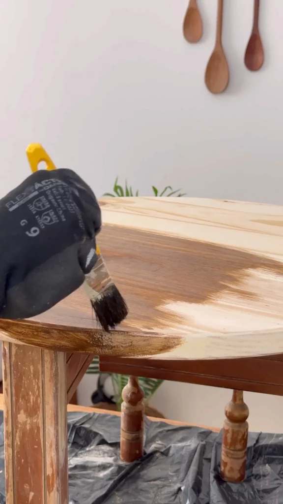 Passando stain no tampo de madeira.