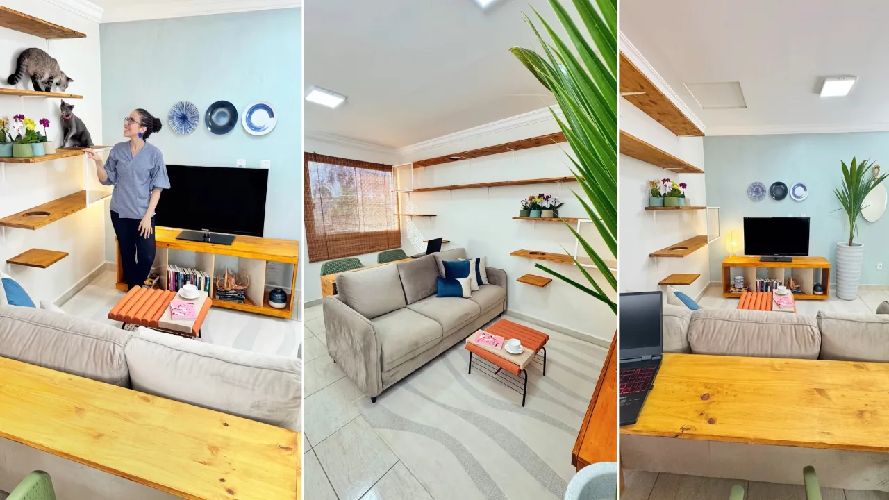 Transformação de sala com sofá cinza, tapete neutro, prateleiras para gatos brincarem, parede azul, móvel de madeira e puff para os pés laranja.