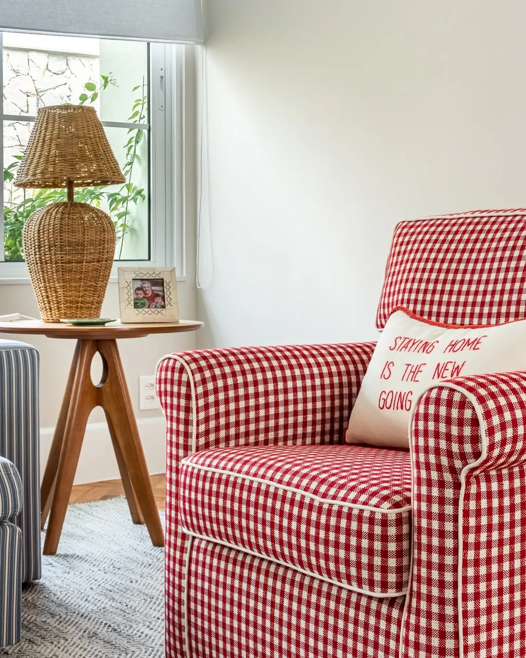 Poltrona vichy vermelho com almofada retangular bordada com frase.