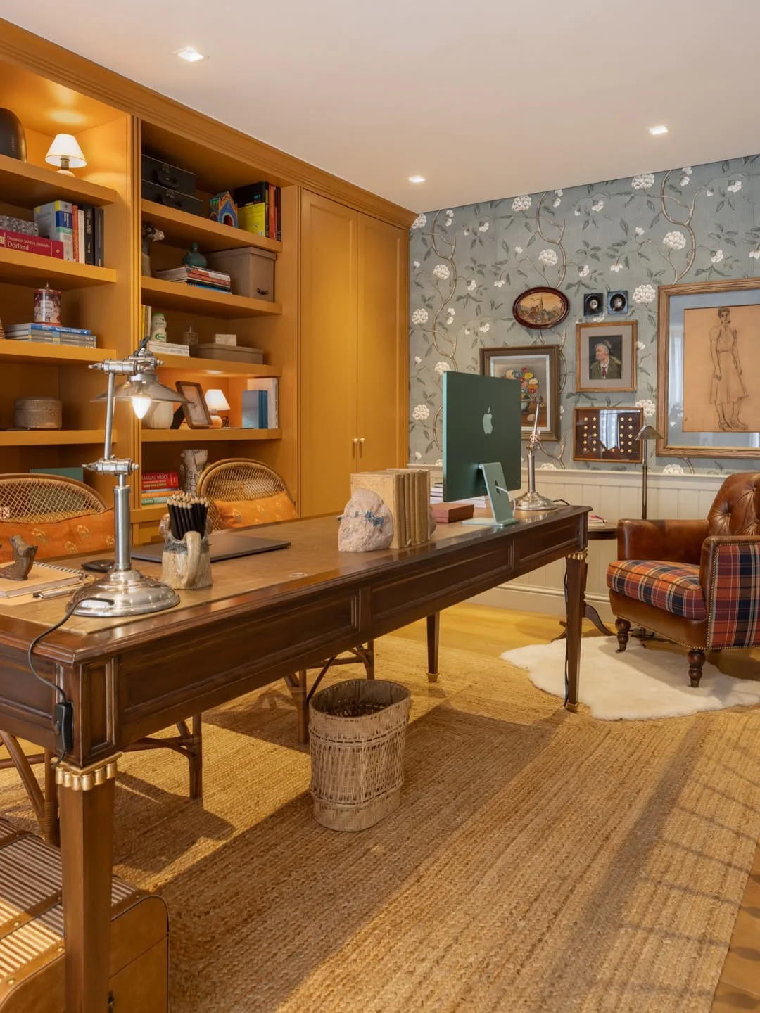 Almofada no home office compartilhado nas cadeiras, papel de parede azul fechado.