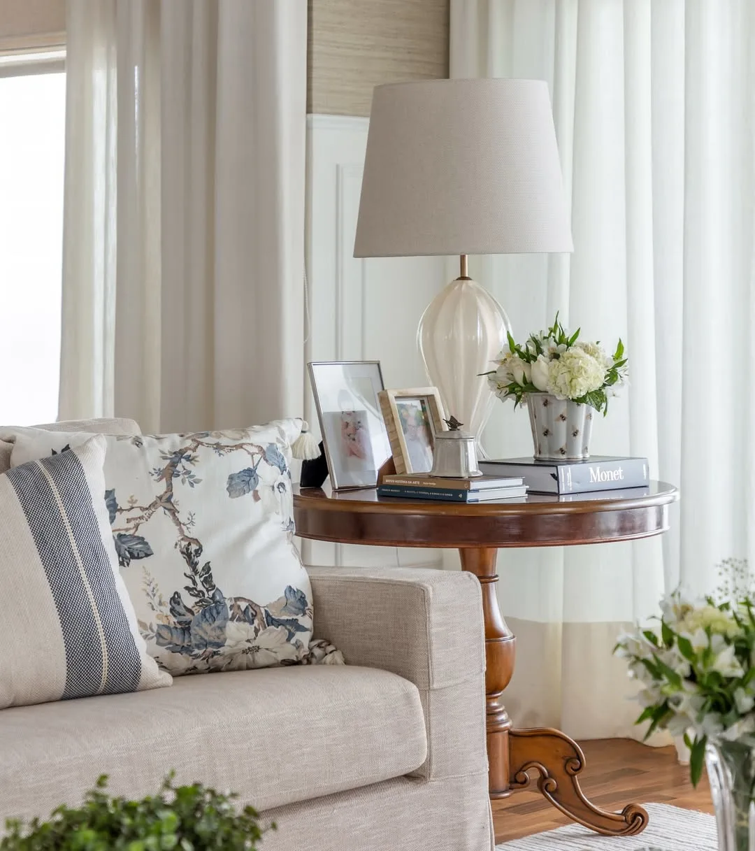 Almofada estampada de azul com estilo clássico e elegante, sofá claro.