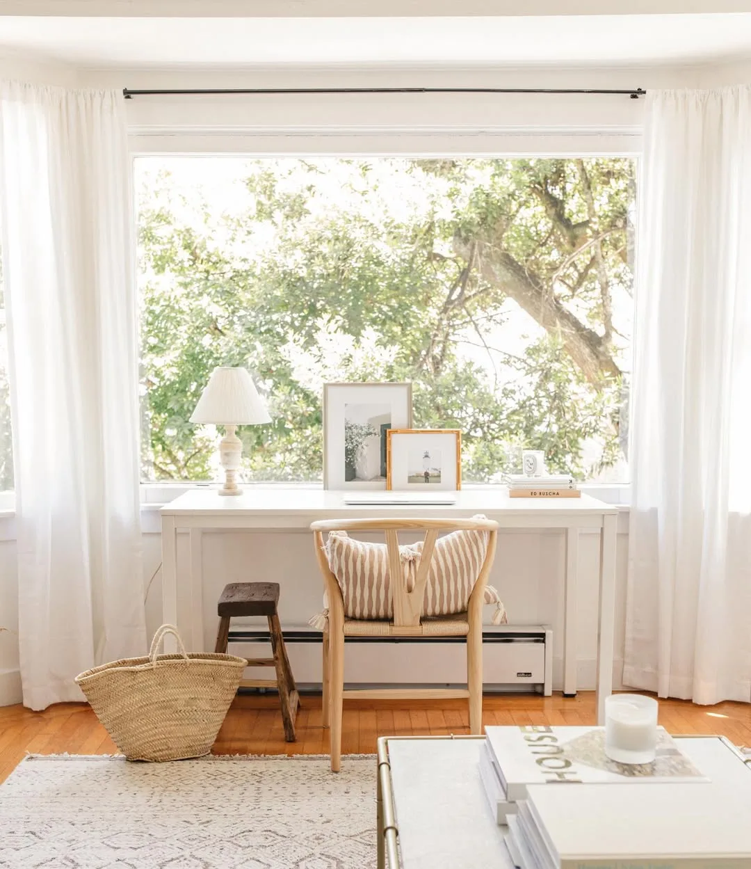 Almofada na cadeira do home office listrada.