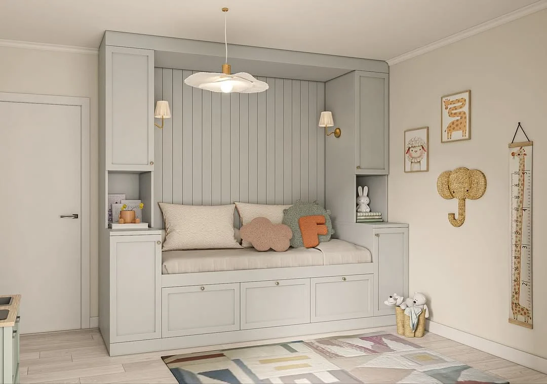 Quarto infantil com almofada em nuvem e decoração delicada.