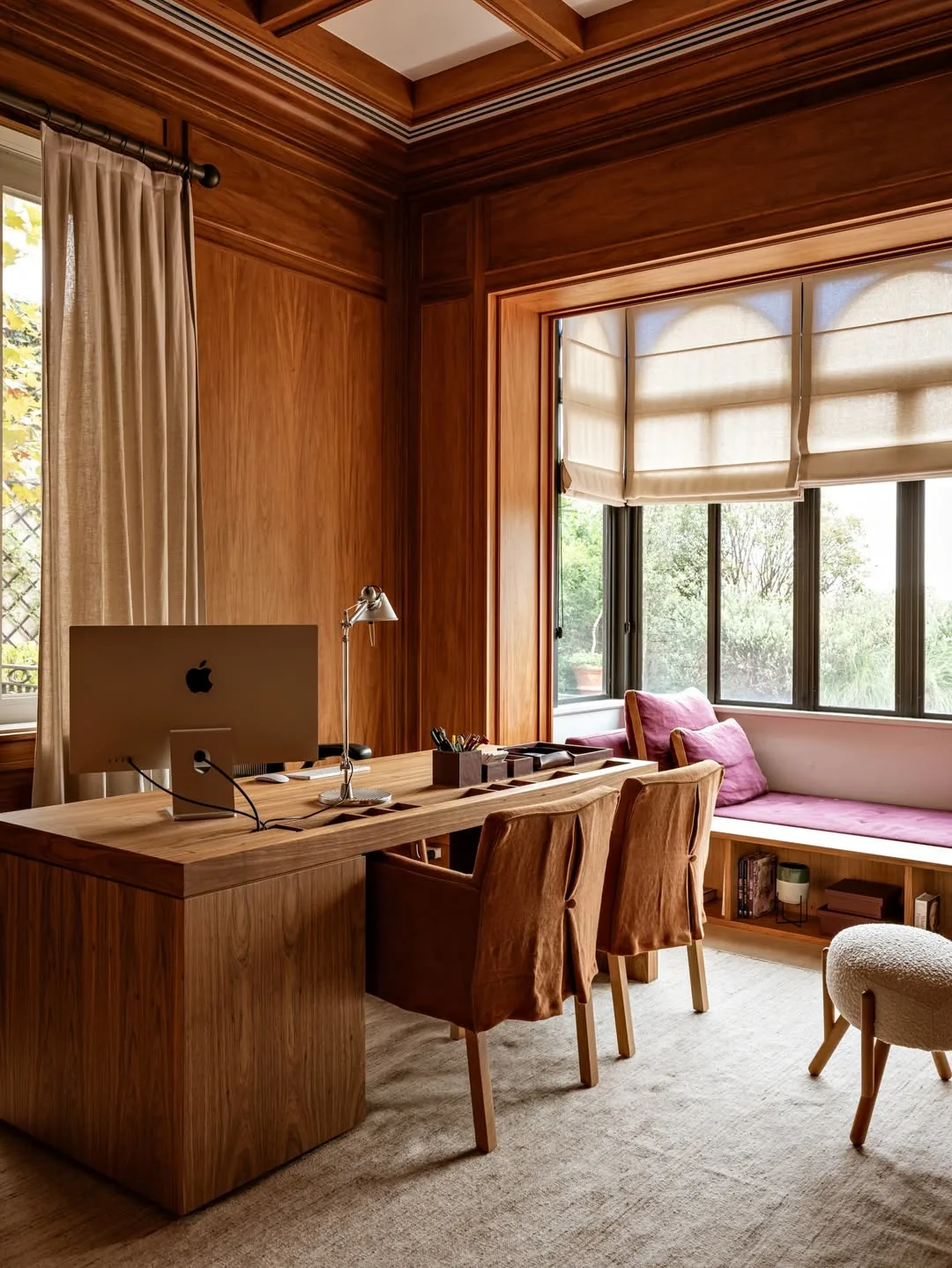 Almofada no cantinho da janela em tom de vinho.