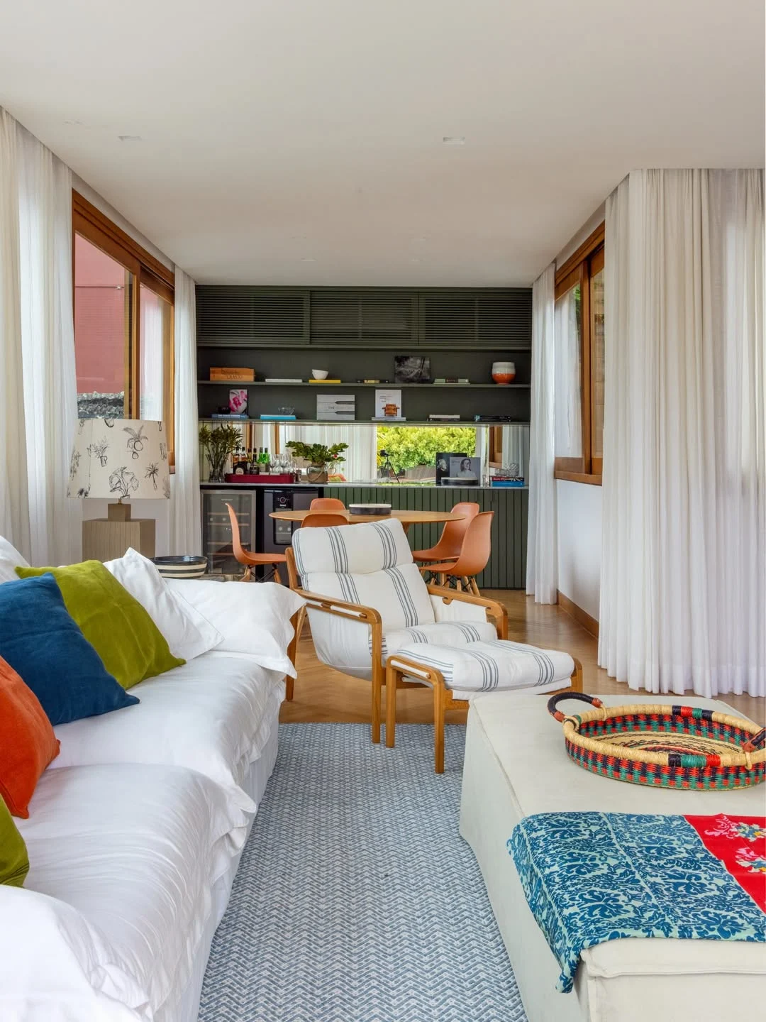 Sala de estar com almofadas coloridas no sofá branco.