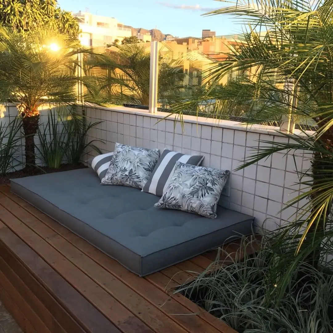 Área externa com almofadas estampadas.