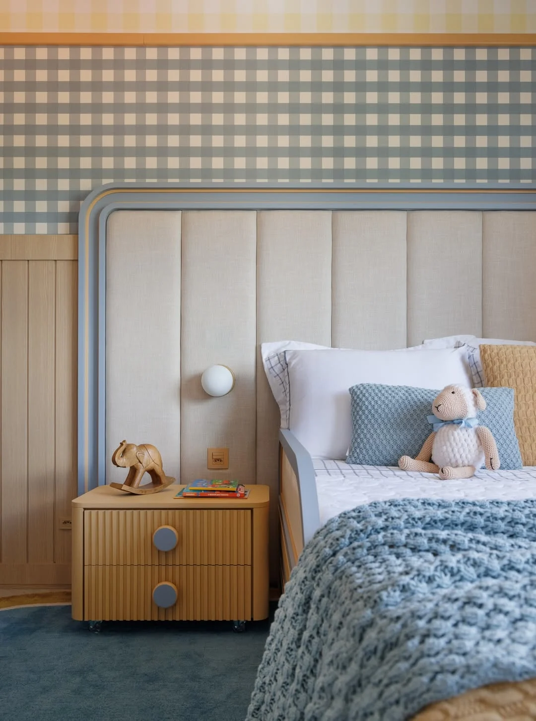 Quarto elegante infantil masculino, almofadas claras e combinando com o papel de parede.