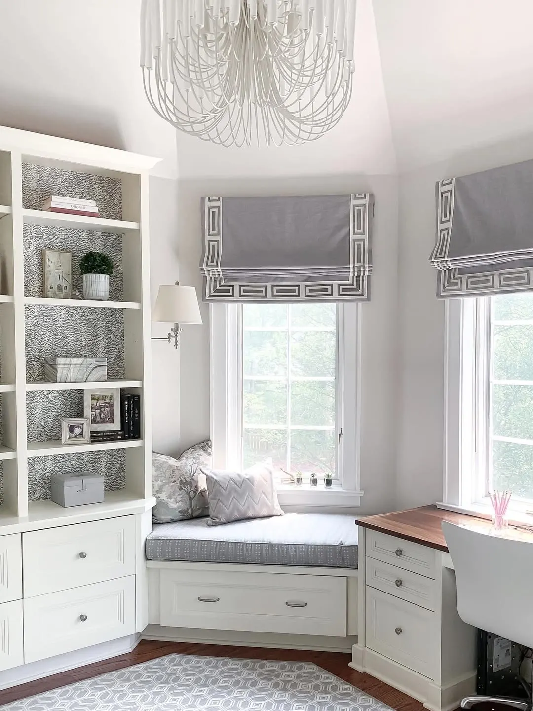 Cantinho cinza com branco para descansar ao lado da mesa do home office.