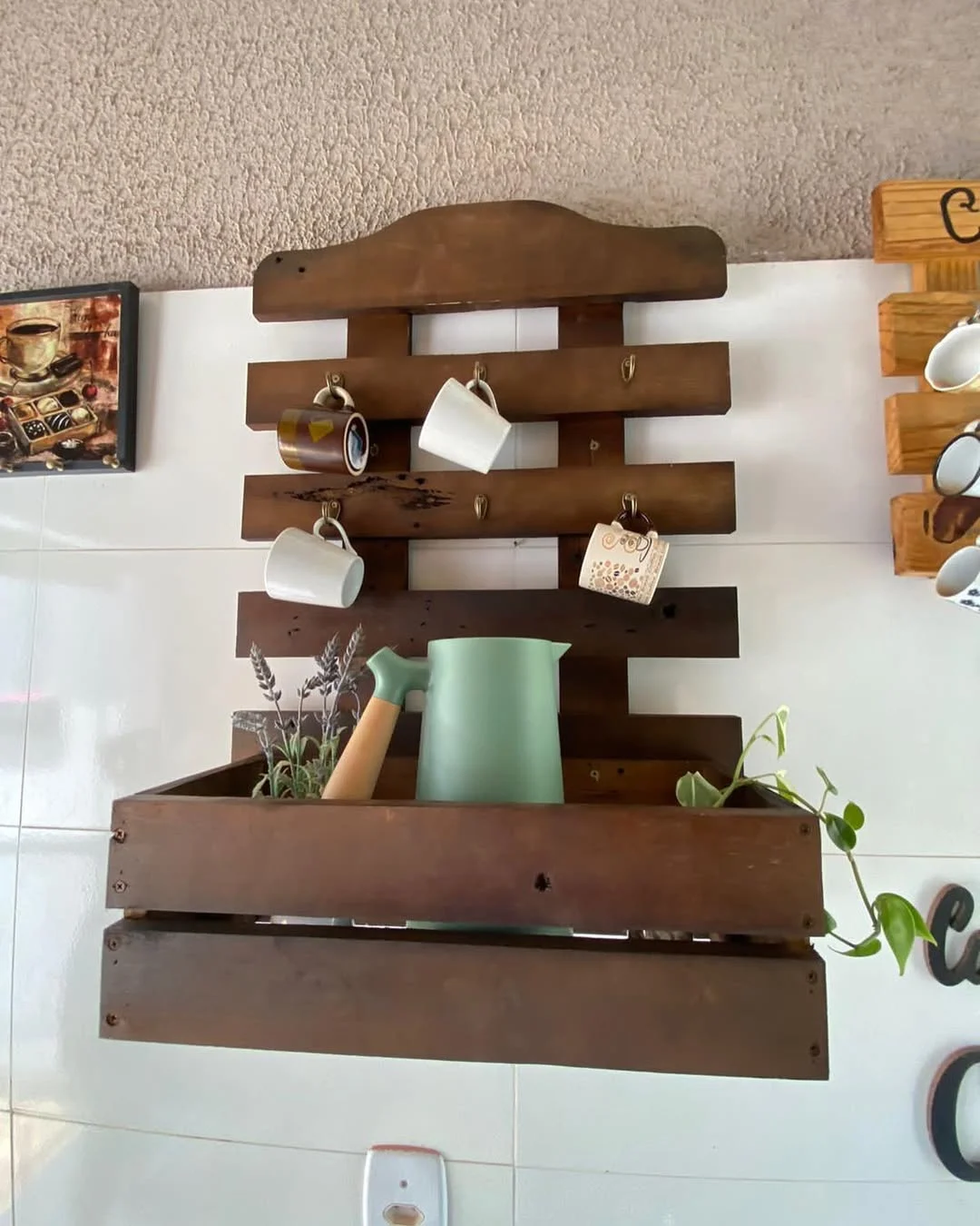 Cantinho do café na área gourmet feito de pallet, garrafa térmica verde água.