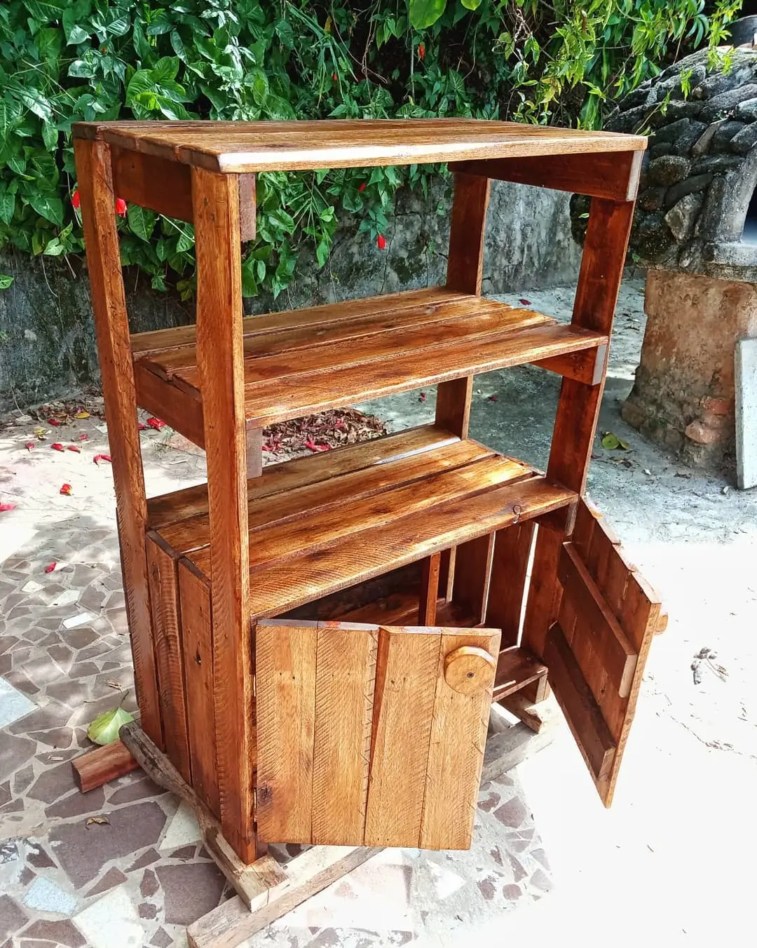 Estante com armário feita de pallet e envernizada.