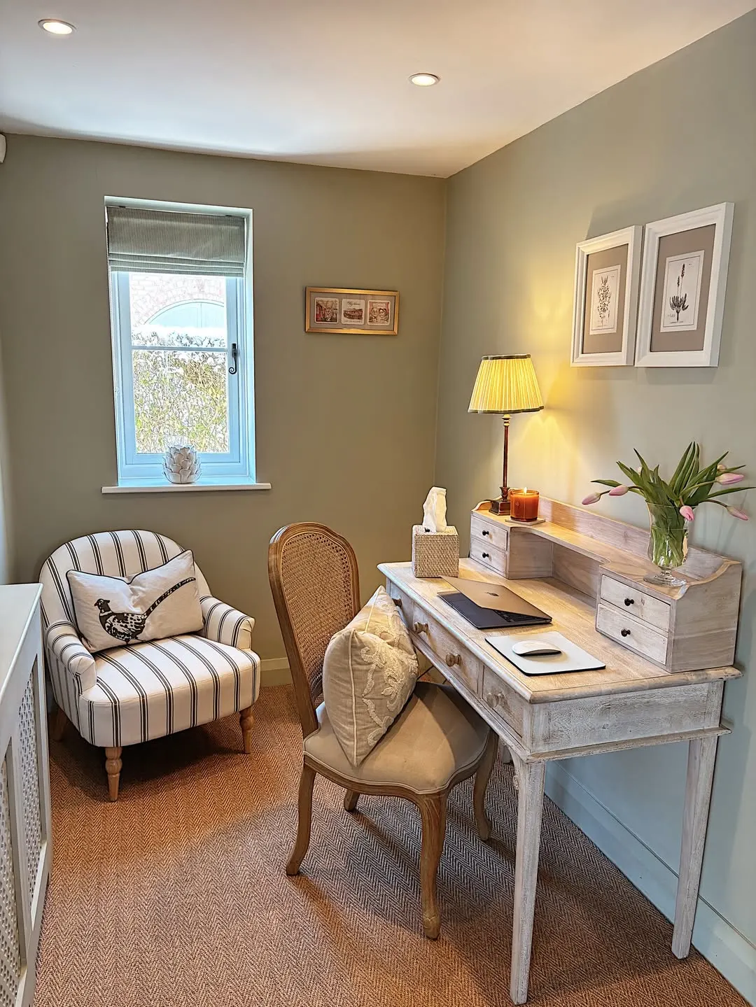 Home office com almofada na cadeira e poltrona, visual vintage.