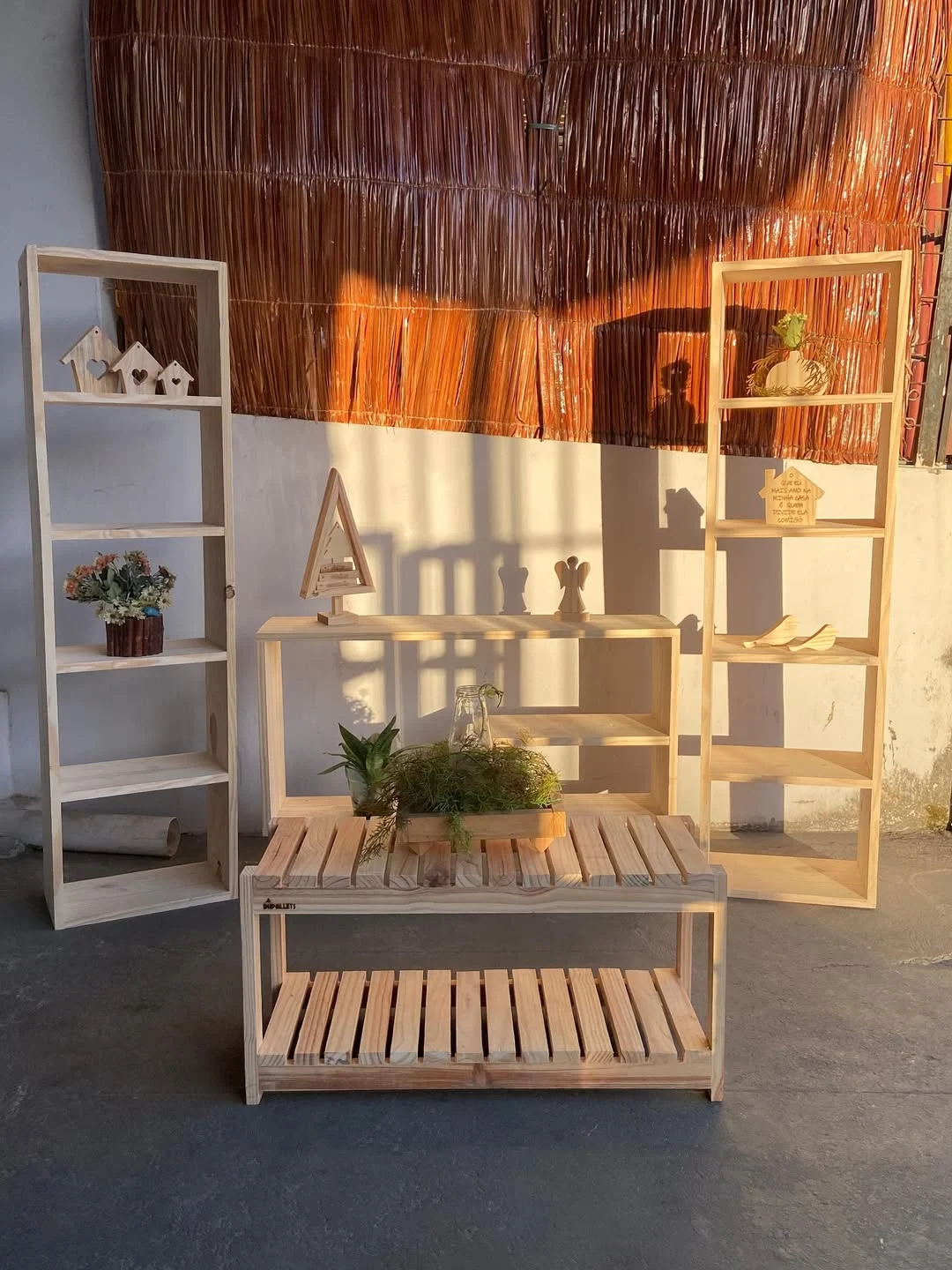 Pallets de madeira, mesa de centro e estantes.