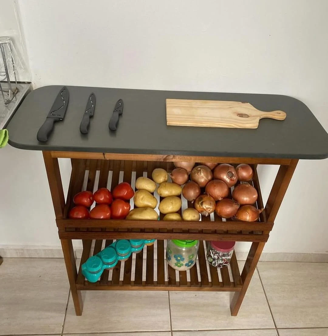 Móvel feito com pallet para guardar frutas e legumes.