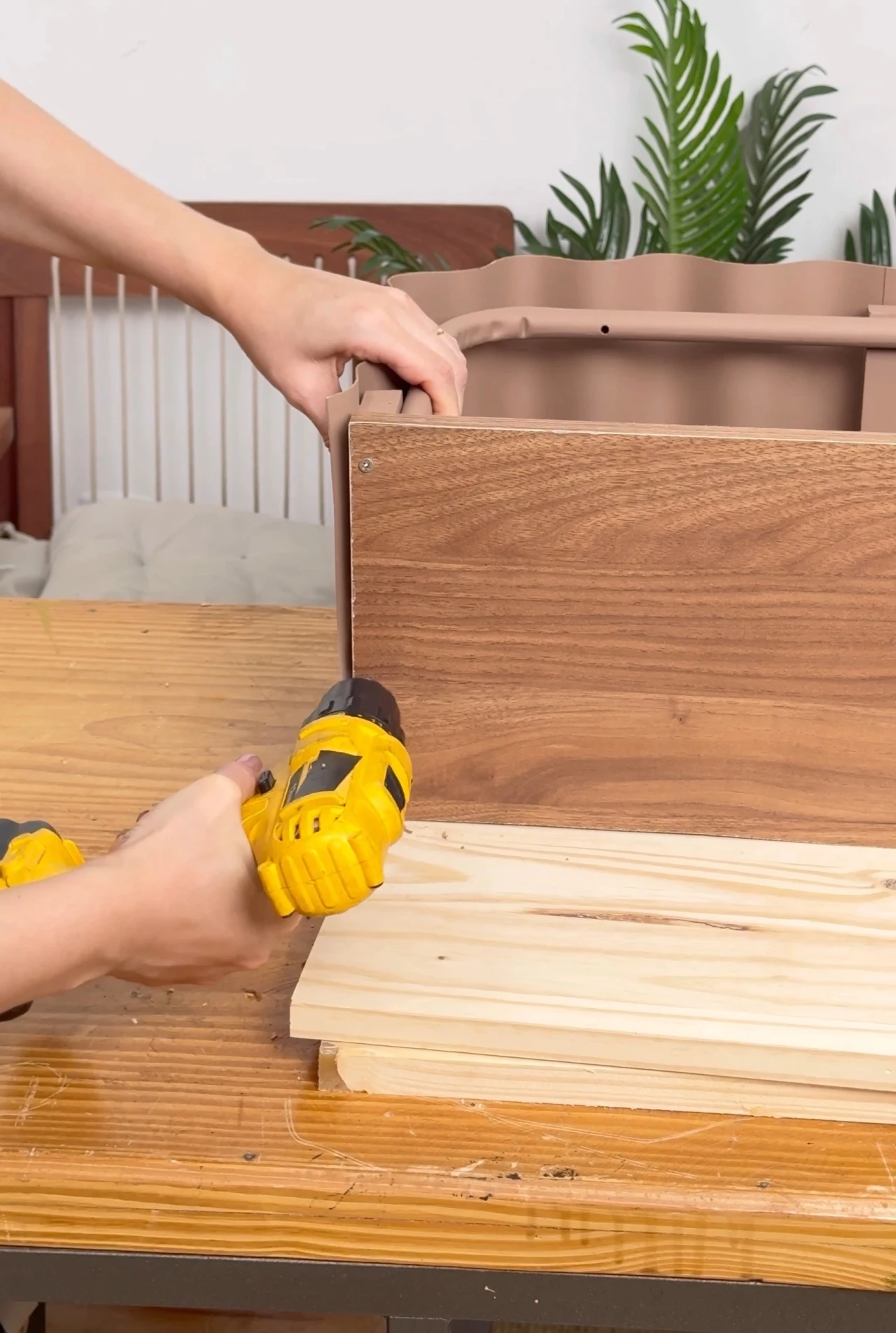 Parafusando chapa de madeira no fundo lateral do aparador.