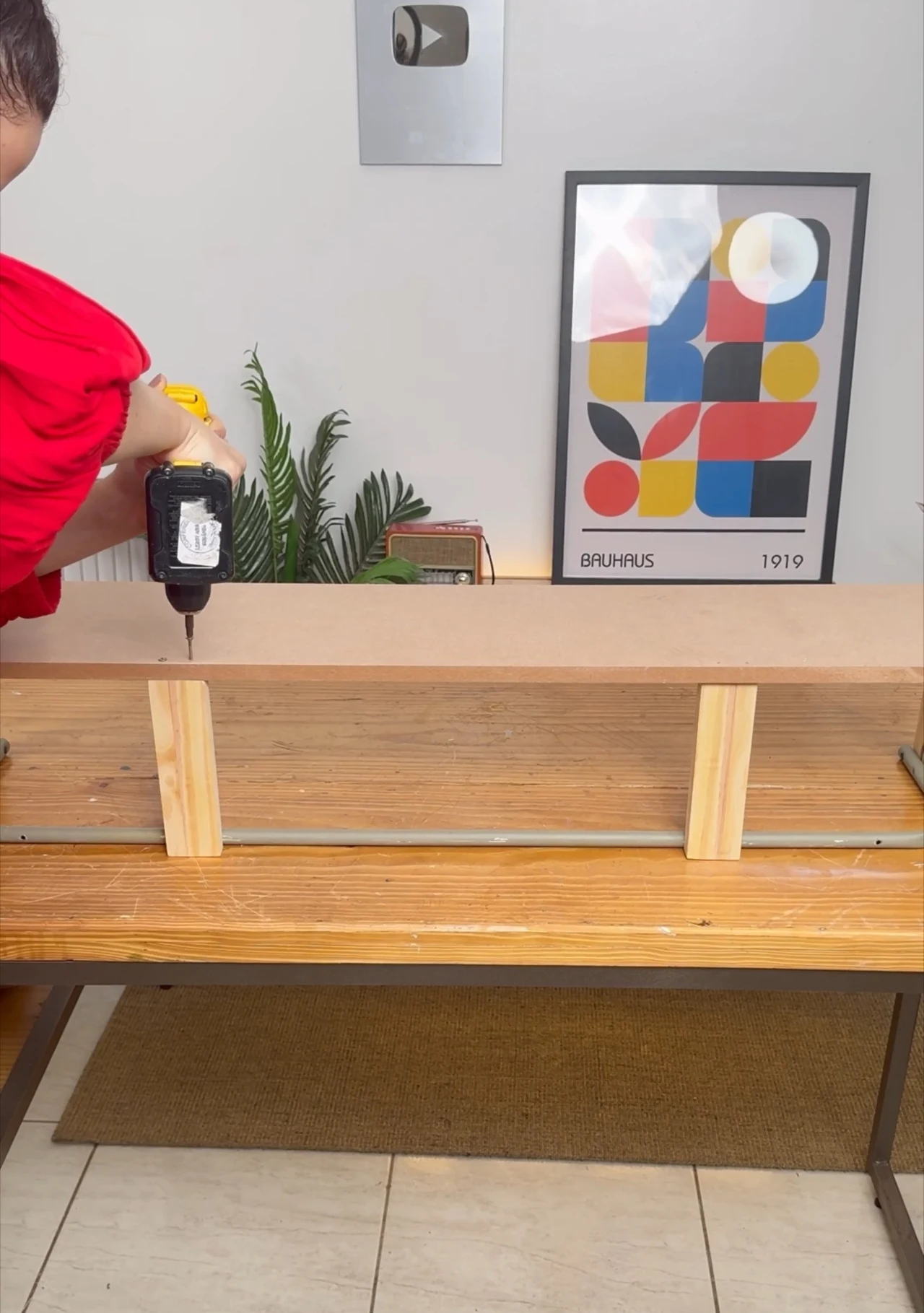 Instalando MDF nas ripas do varal do aparador.