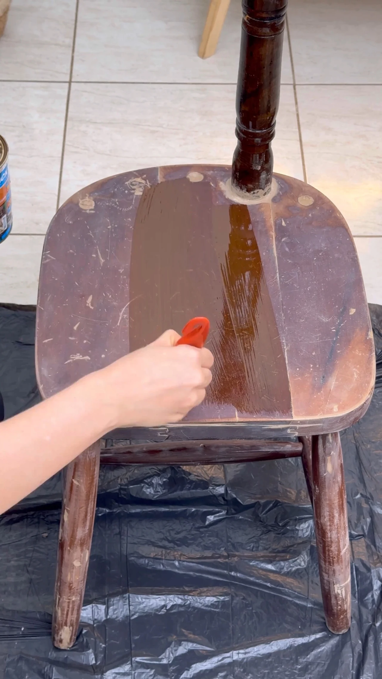 Passando stain no banco de madeira.