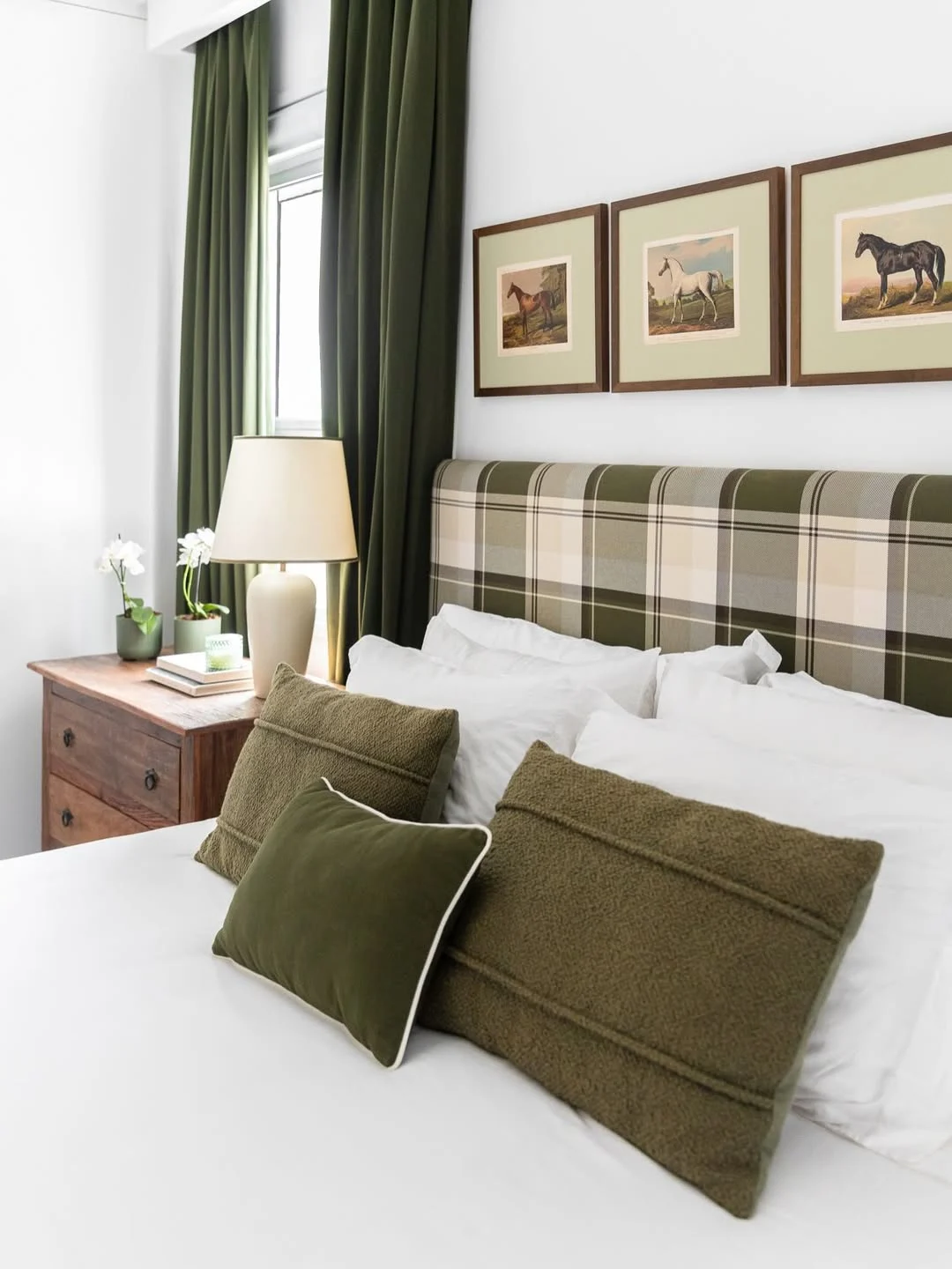 Almofadas no quarto de casal com estilo country e rústico.