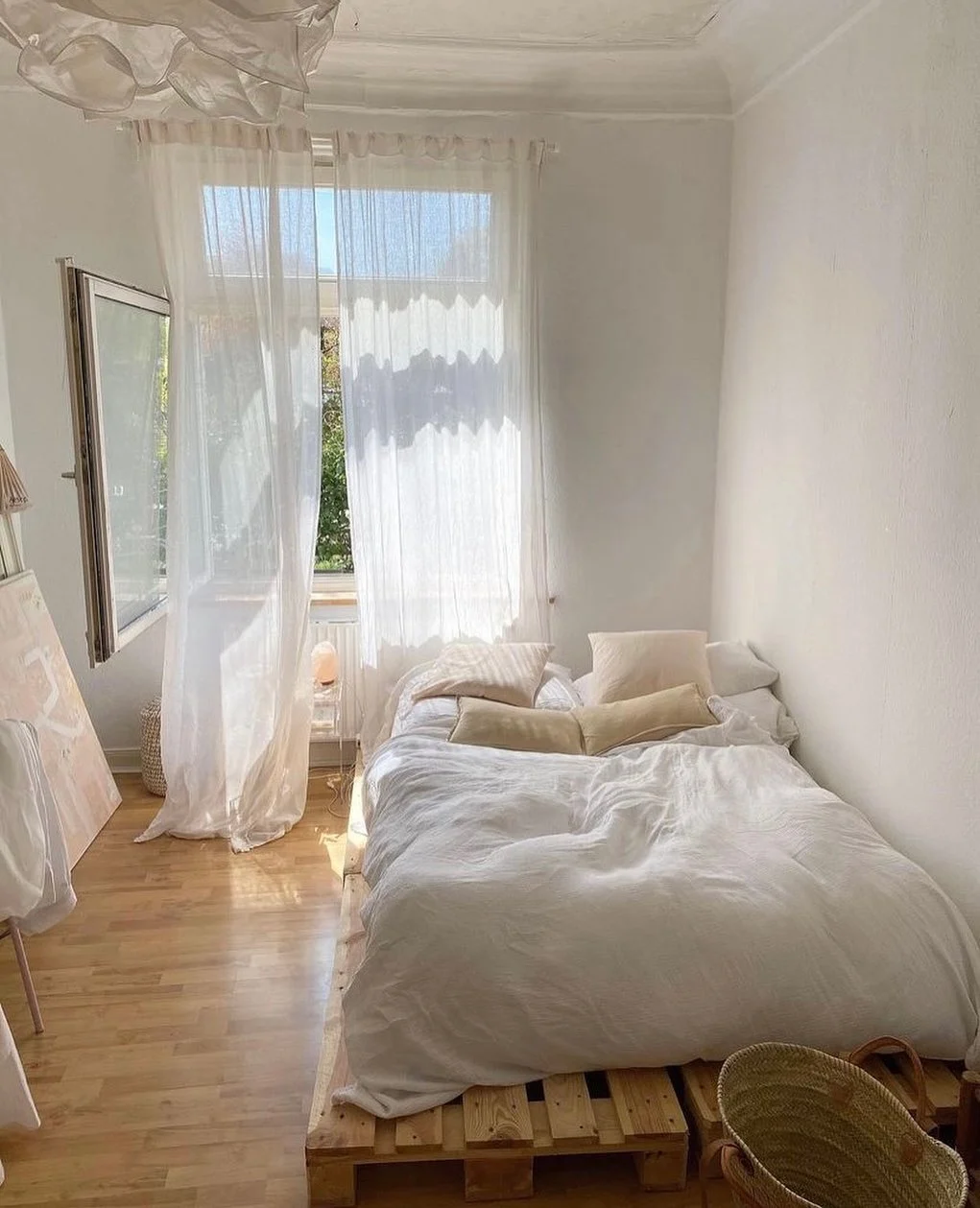 Cama com pallet, quarto branco e sereno.