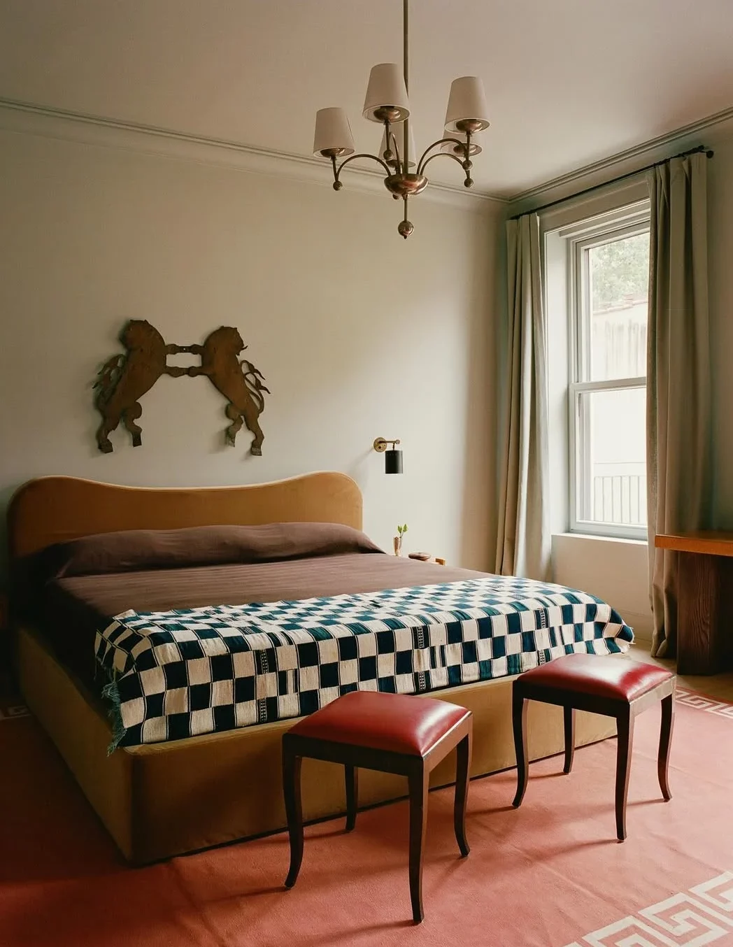 Quarto de casal com estilo mid-century e estampas quadriculadas.