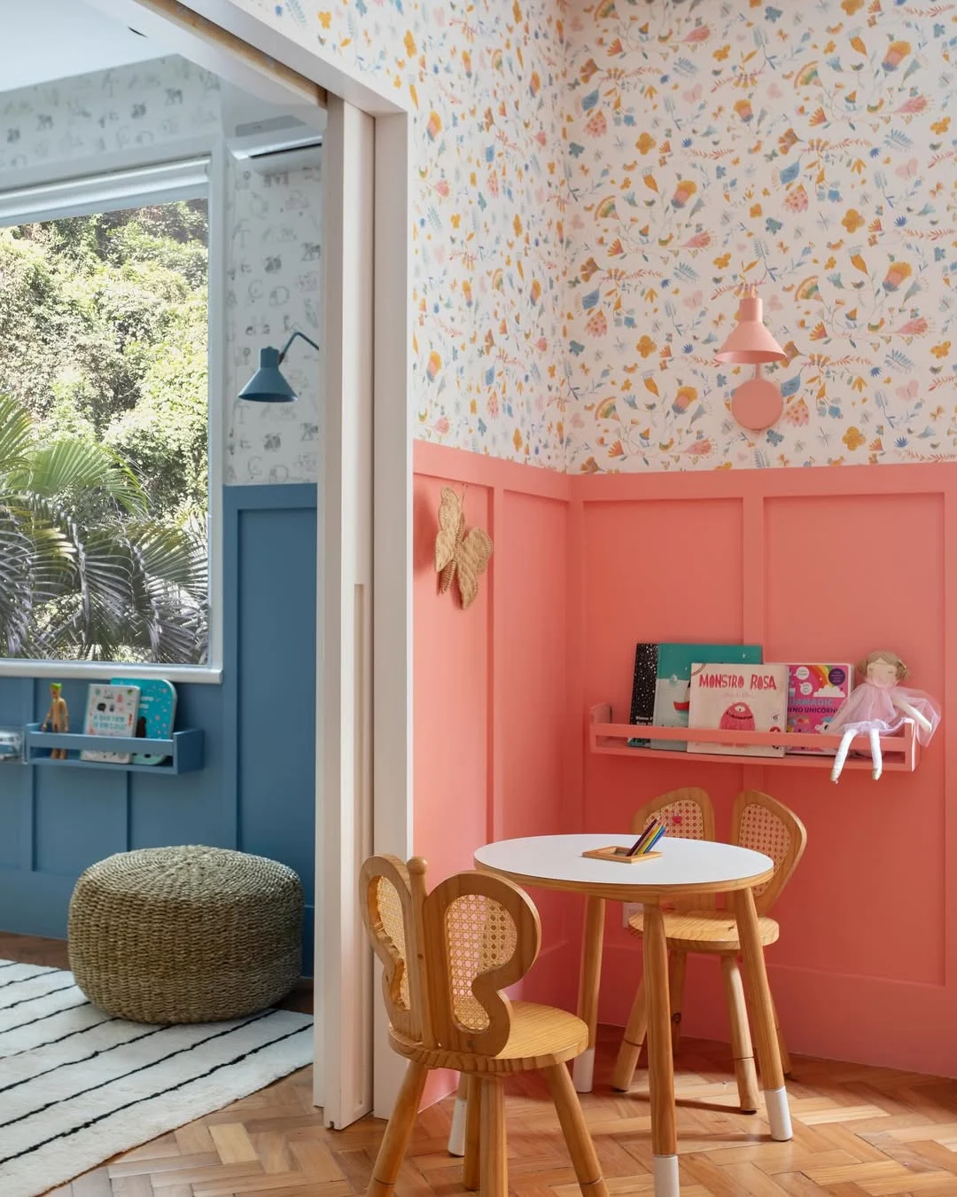 Espaço compartilhado de menino e menina com papel de parede delicado.