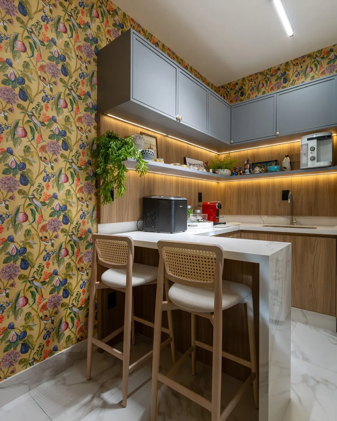 Cozinha maximalista com muitas cores e papel de parede.