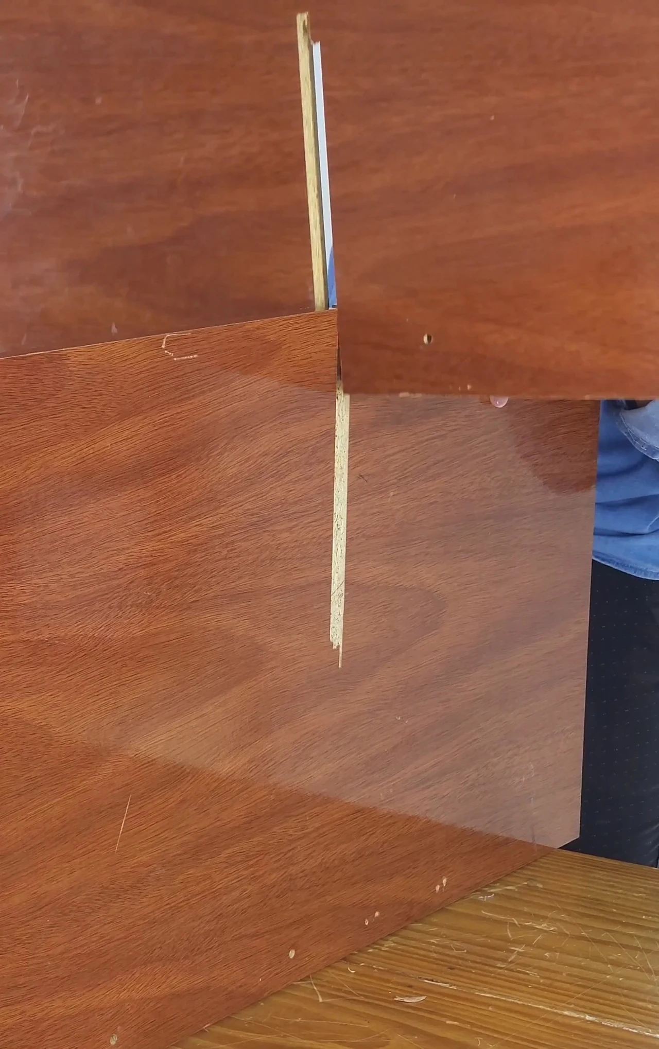 Montando a base da mesa de centro com portas de guarda-roupa com corte na central.