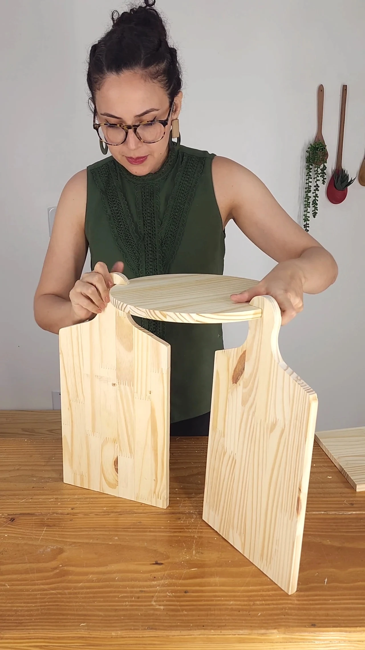 Encaixe das tábuas de madeira na redonda.