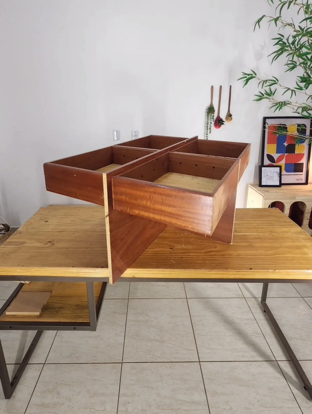 Gavetas de madeira encaixadas na base da mesa de centro.