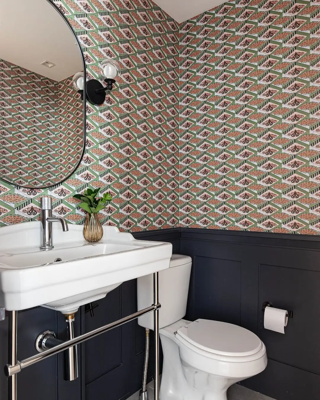 Papel de parede no lavabo em estampa maximalista.