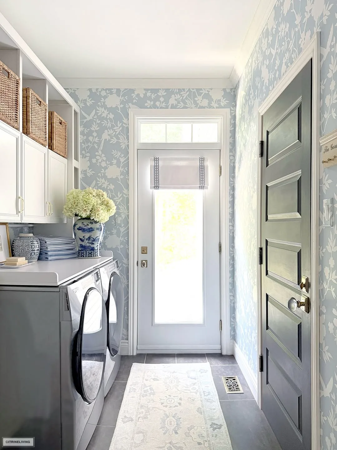 Lavanderia com estampa azul e delicada, estética clean.