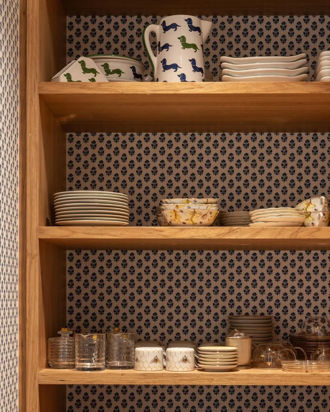 Papel de parede no fundo da louceira de madeira.