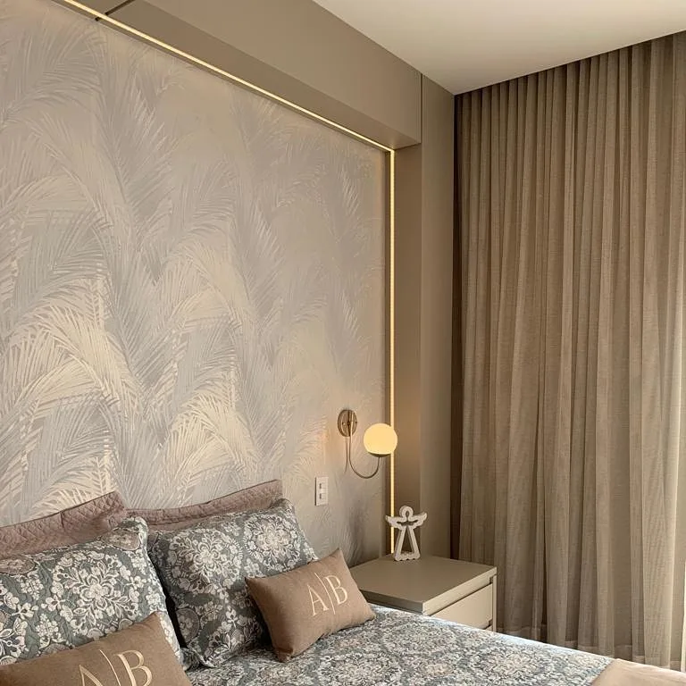 Papel de parede elgante de folhagem com dourado.