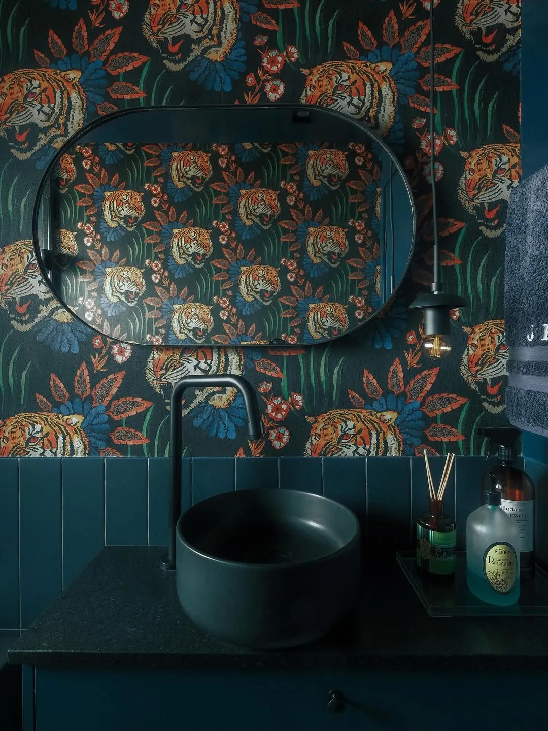 Banheiro de casa com decoração sóbria e elegante, paple de parede de animal.