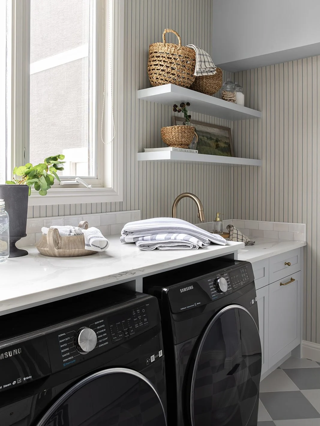 Lavanderia delicada com listras, máquinas pretas.