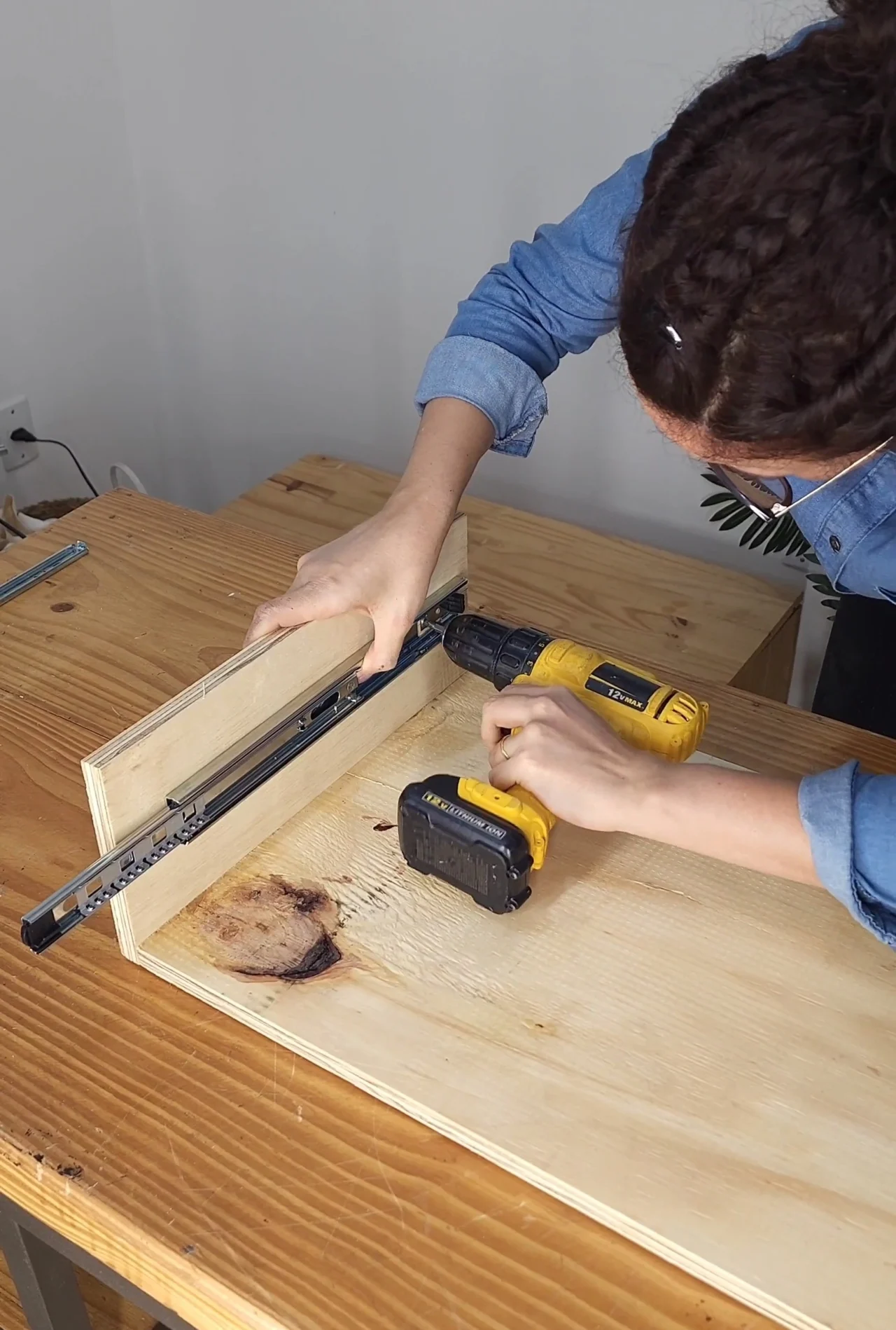 Instalando corrediças telescópicas na lateral do tampo da mesa.