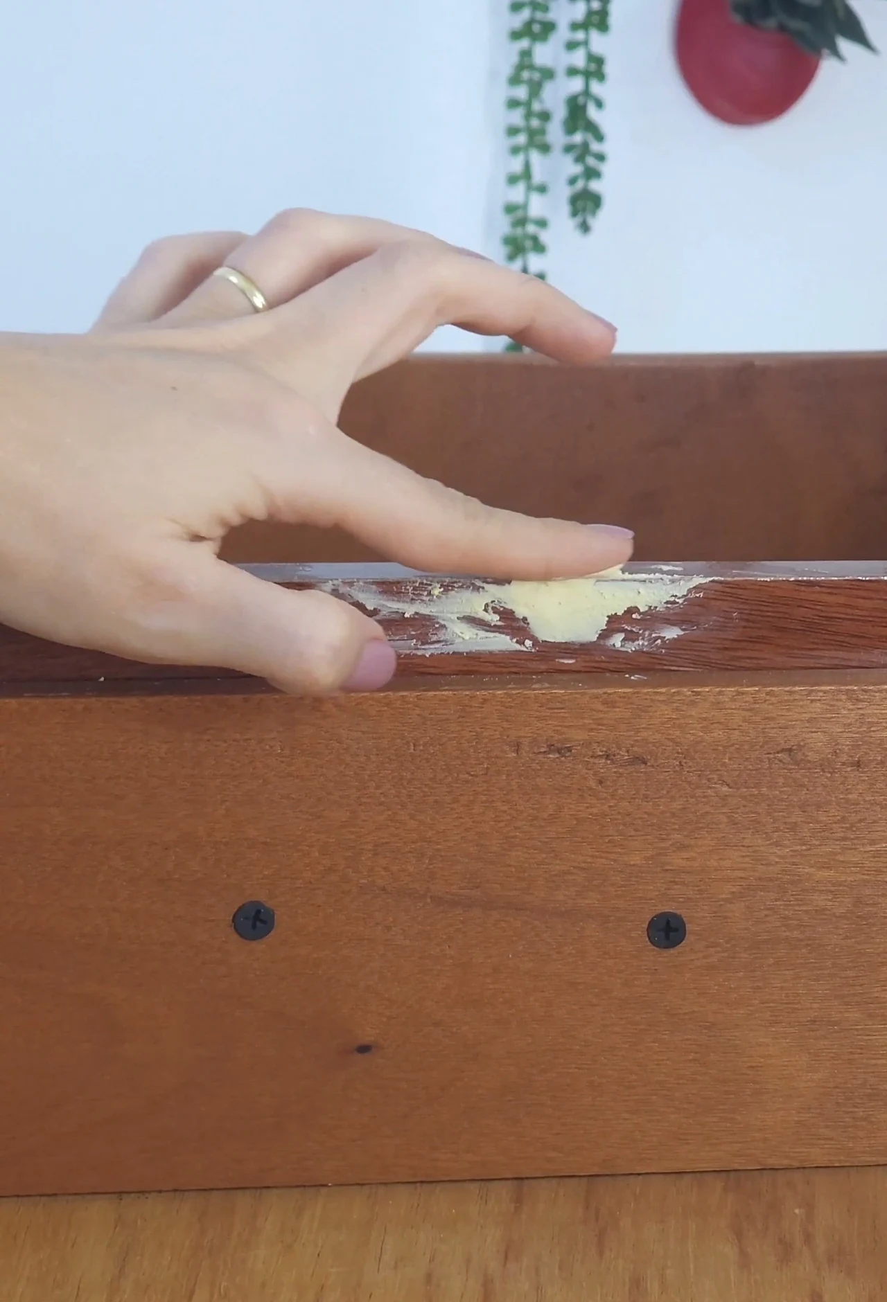 Cobrindo as imperfeições da mesa com massa acrílica.