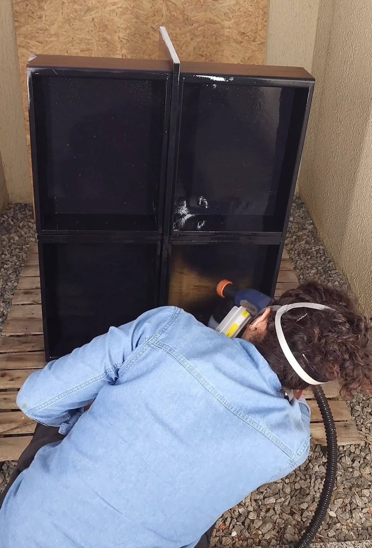 Pintando a base e as gavetas internas da mesa de centro de preto.