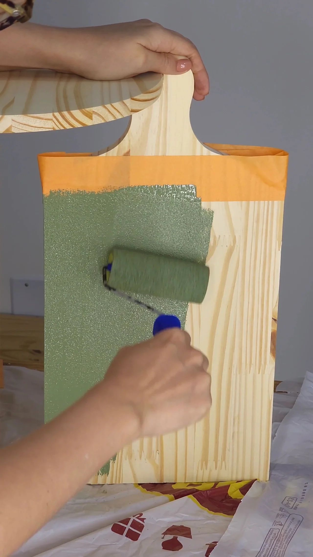 Pintando a mesa de centro com tinta verde musgo.