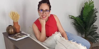 Aparador para aproveitar o espaço atrás do sofá em 3 passos