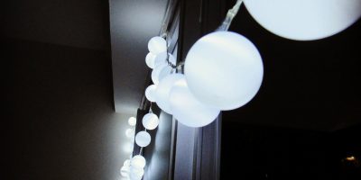 Como fazer luzes decorativas com bolas de pingue-pongue