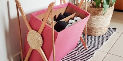Sapateira com caixa de papelão e cabides